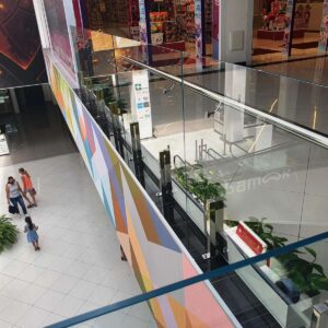Стеклянные ограждения зала