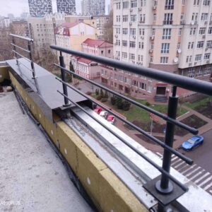 Перила из черного металла на крыше