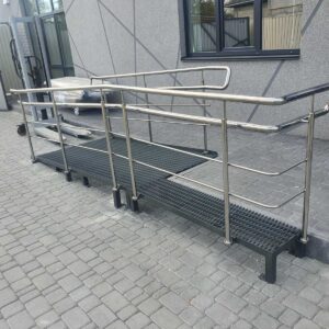 Пандус для інвалідів з поручнями