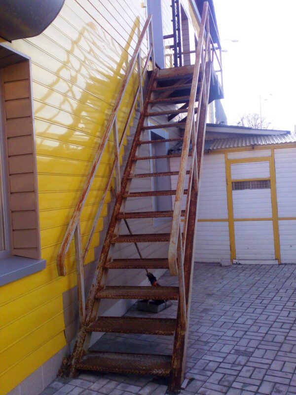 Пожарная лестница на второй этаж