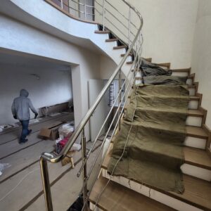 радиусные перила на лестнице