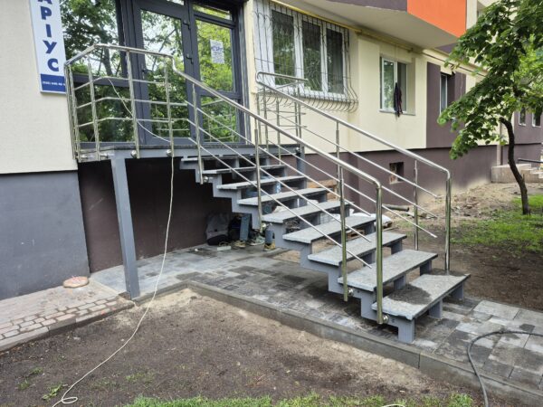 Перила из полированной нержавеющей стали