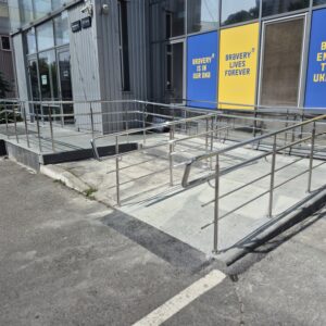 монтаж огорож на вхідну групу АТБ